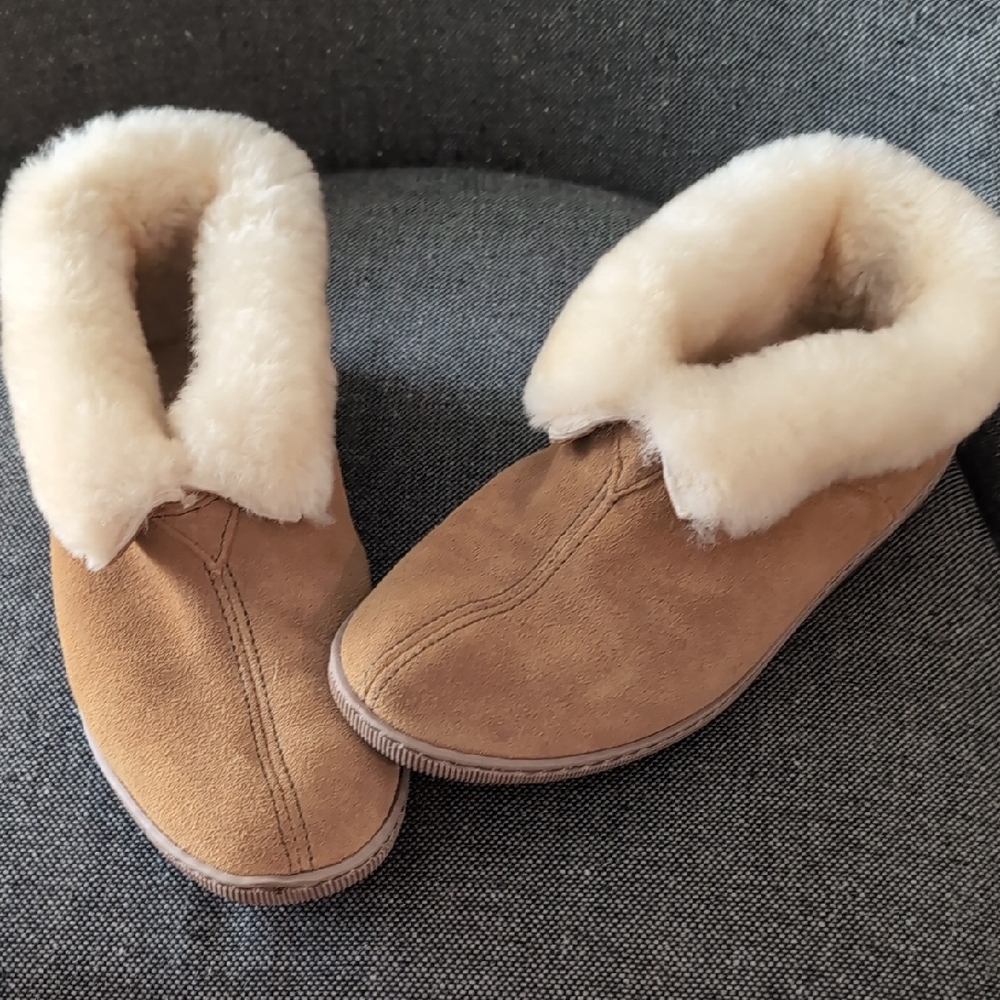 Minnetonka Tan Moccasins with Cream Fur Lining